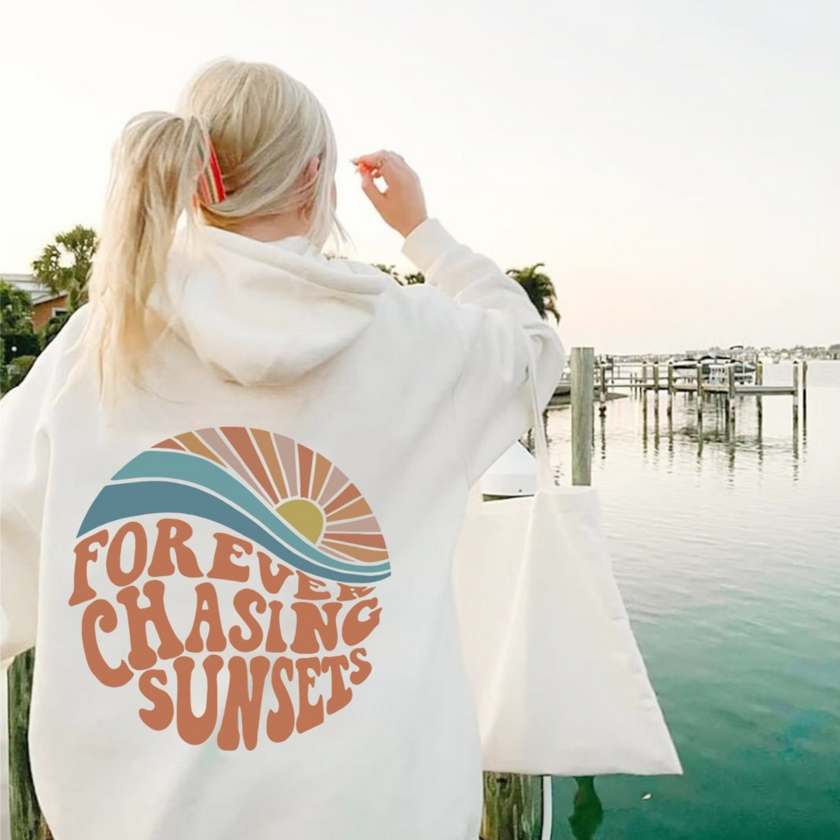 Kyra | Bequemes Kapuzenpulli "Forever chasing sunsets"