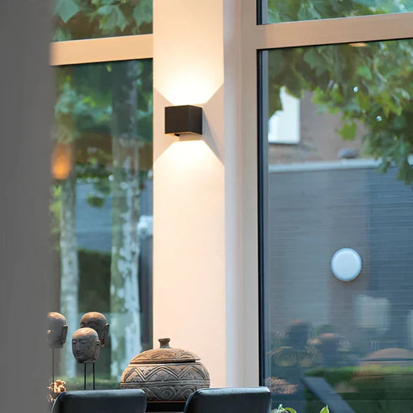 Kabellose Wandleuchte für innen und außen | LED Wandlampe mit Akku und Sensor in schwarz und weiß