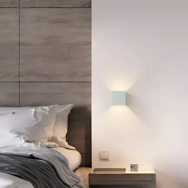 Kabellose Wandleuchte für innen und außen | LED Wandlampe mit Akku und Sensor in schwarz und weiß